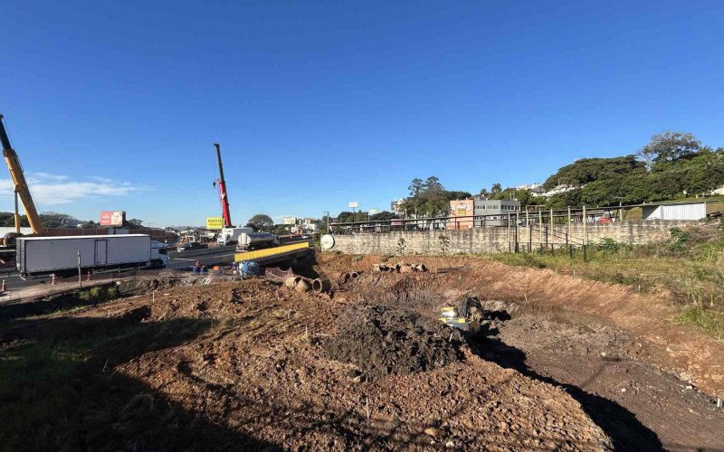 Equipes já começaram a abertura dos acessos da futura passagem inferior no lado oeste da BR-116, no bairro Primavera