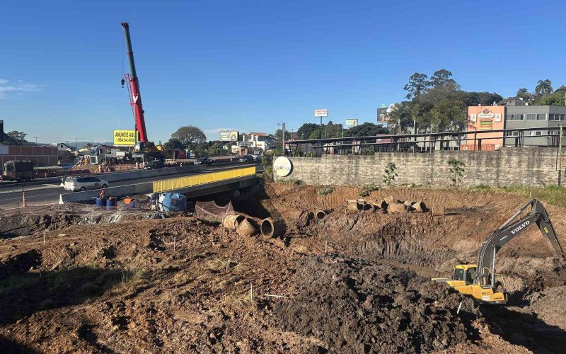Equipes já começaram a abertura dos acessos da futura passagem inferior no lado oeste da BR-116, no bairro Primavera