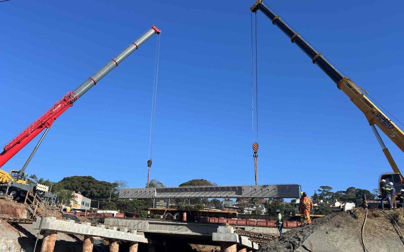 Vigas pré-moldadas foram içadas por dois guindastes 
