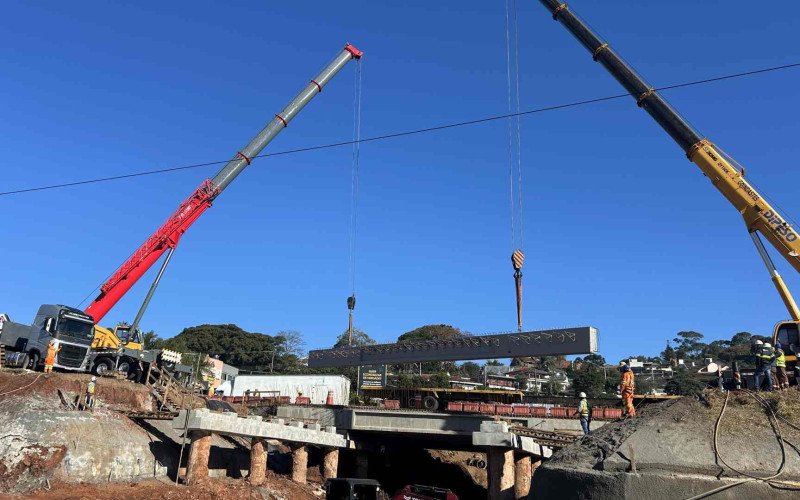 Vigas pré-moldadas foram içadas por dois guindastes 