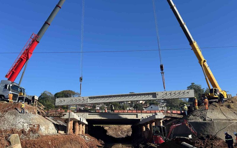 Vigas pré-moldadas foram içadas por dois guindastes 