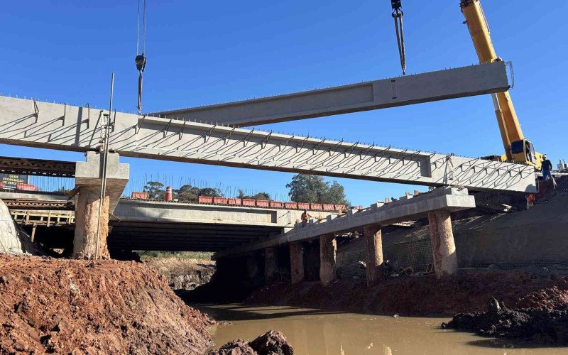 Vigas pré-moldadas foram içadas por dois guindastes 
