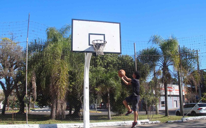 Tarde de calor próximo aos 30ºC permitiu que jovens aproveitassem para jogar basquete ao ar livre em Novo Hamburgo