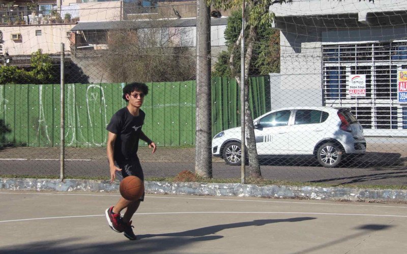 Tarde de calor próximo aos 30ºC permitiu que jovens aproveitassem para jogar basquete ao ar livre em Novo Hamburgo