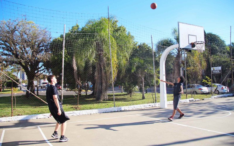 Tarde de calor próximo aos 30ºC permitiu que jovens aproveitassem para jogar basquete ao ar livre em Novo Hamburgo
