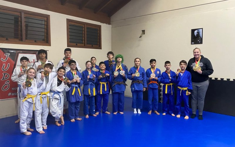 Atletas da NAJ - Nitz Academia De Judô posam com as medalhas conquistadas no Metropolitano | abc+