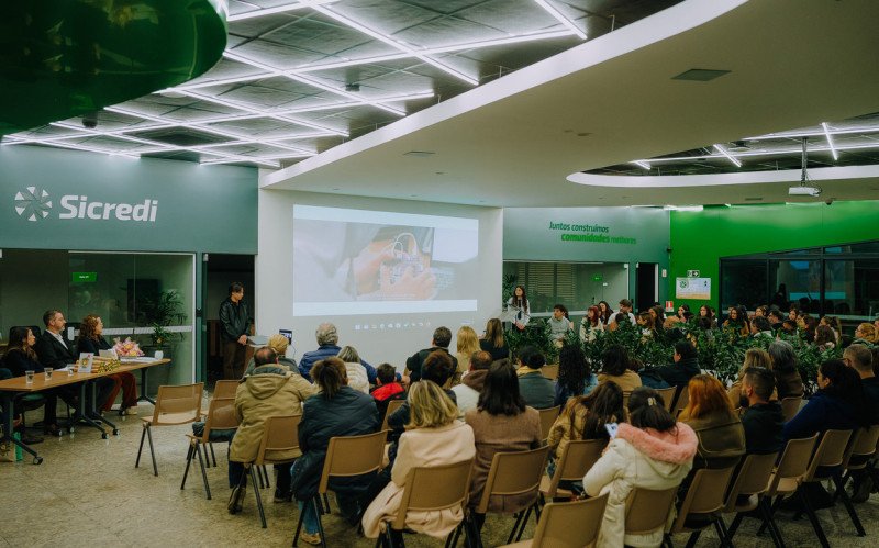 Programa Vira-Chave da Sicredi Pioneira forma 25 estudantes em Canela
