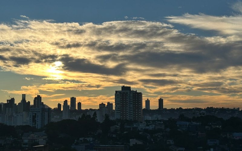 Amanhecer em Novo Hamburgo nesta quinta-feira, antes da chegada da chuva | abc+