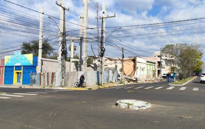 Vento forte derruba muro de obra de prédio e atinge casa no RS; veja o vídeo