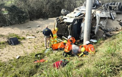 BR-448: Carreta carregada de soja tomba e motorista fica preso às ferragens na região