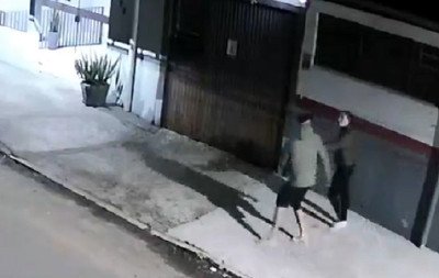 VÍDEO: Câmeras de segurança flagram momento em que gestante leva garrafada de companheiro  no Vale do Sinos