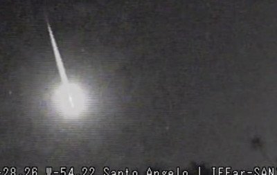 Impressionante! Meteoro explode e deixa clarão no céu do RS; veja vídeo