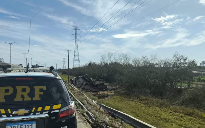 Carreta carregada com soja tombou na BR-448 na manhã desta sexta-feira | abc+