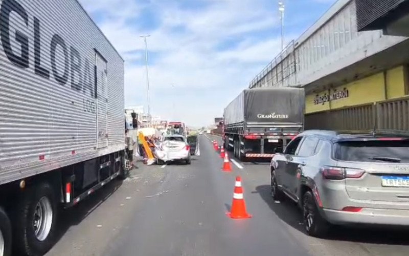 Acidente bloqueia faixas da BR-116, em Canoas | abc+
