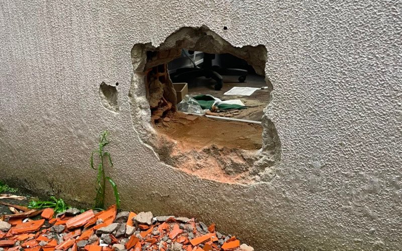 Suspeitos fizeram buraco na parede lateral do banco e furtaram dinheiro sem chamar atenção | abc+