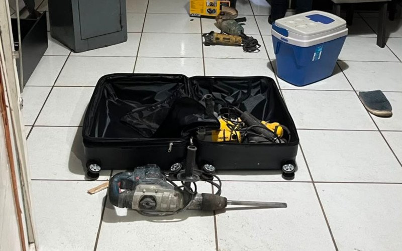 Polícia Civil deflagra Operação Vigília e prende três investigados por furto qualificado a agência bancária em Sapiranga
