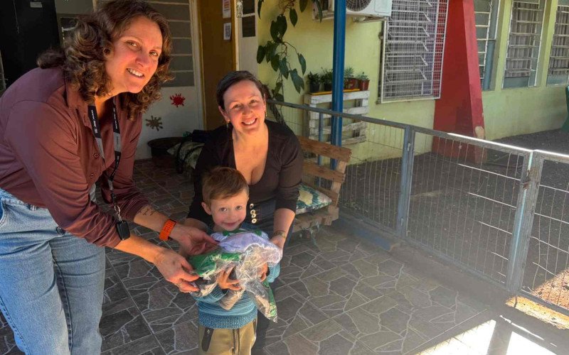 Prefeitura de Estância Velha distribui uniformes a mais de 6 mil alunos da rede municipal