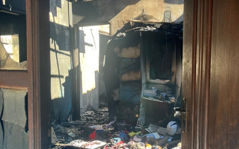 Incêndio criminoso destruiu praticamente toda a casa no Santa Marta