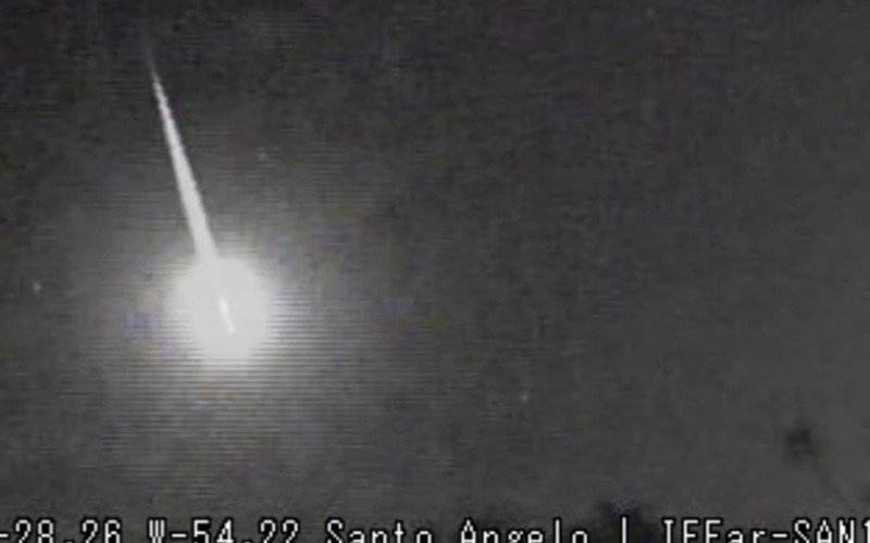 Meteoro explosivo rasgou o céu do Rio Grande do Sul, em Santo Ângelo, na madrugada desta sexta-feira (17) | abc+
