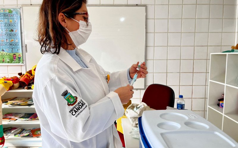 Equipes das unidades de saúde vacinam os estudantes a pedidos das escolas em Canoas | abc+