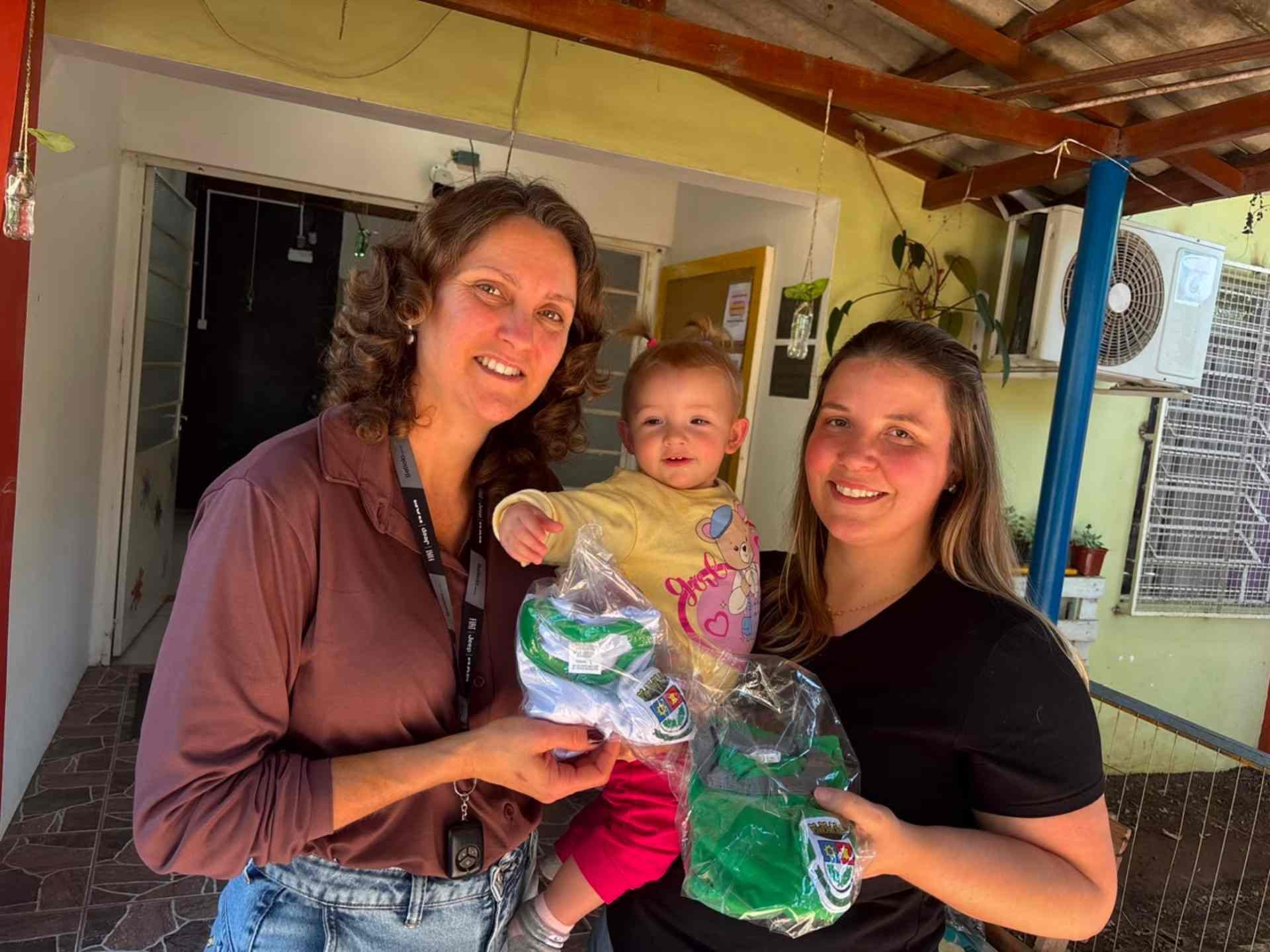 Mais de 6 mil alunos da rede municipal recebem uniformes escolares em Estância Velha