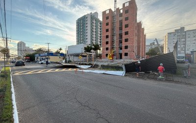 "Começaram os estragos do vento": Forte rajada derruba placa e tapume de obra em Novo Hamburgo