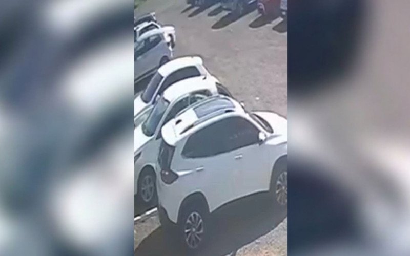 Motorista do primeiro veículo da imagem furta malas do carro ao lado em restaurante às margens da RS-239 | abc+