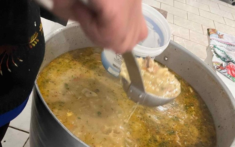 ONG Elos do Bem arrecada alimentos perecíveis para realização de sopão nas quartas; saiba como ajudar