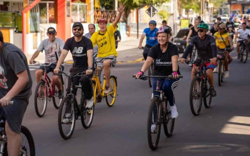 A prefeita Carina Nath tamb&eacute;m participou da Pedalada de S&atilde;o Crist&oacute;v&atilde;o, logo ao lado do Padre S&eacute;sio Bitello