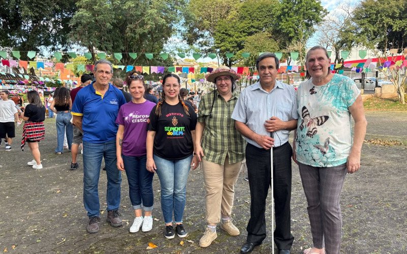 Presidentes das seis entidades que compõem o Centro de Atendimento ao Terceiro Setor de Novo Hamburgo durante o Arraiá do Cats