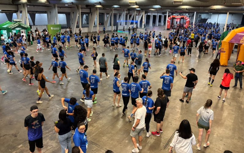 Corrida indoor reúne centenas de atletas nos pavilhões da Fenac, em Novo Hamburgo