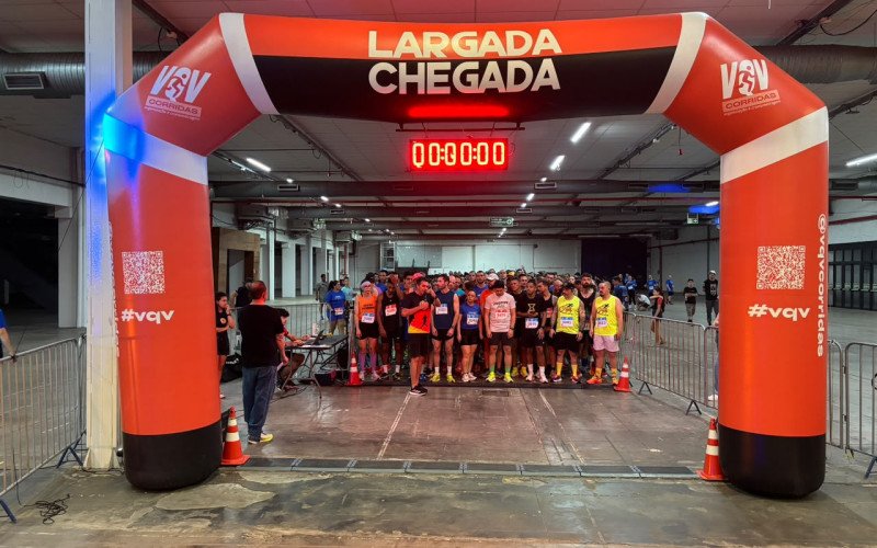 Corrida indoor reúne centenas de atletas nos pavilhões da Fenac, em Novo Hamburgo