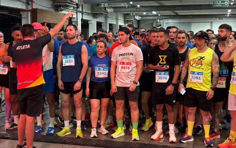 Corrida indoor reúne centenas de atletas nos pavilhões da Fenac, em Novo Hamburgo
