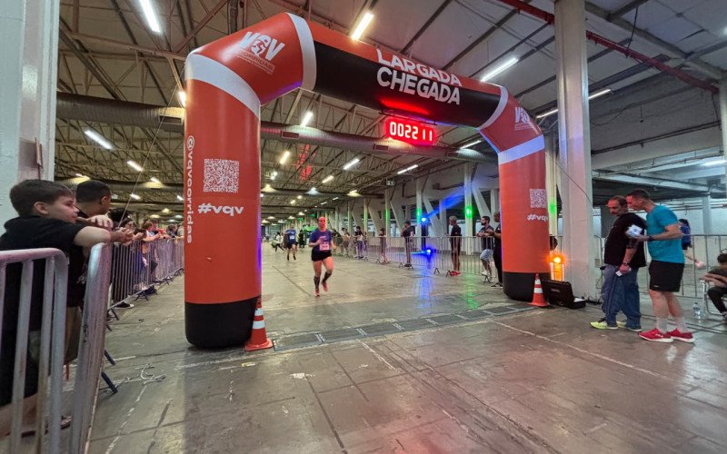 Corrida indoor reúne centenas de atletas nos pavilhões da Fenac, em Novo Hamburgo