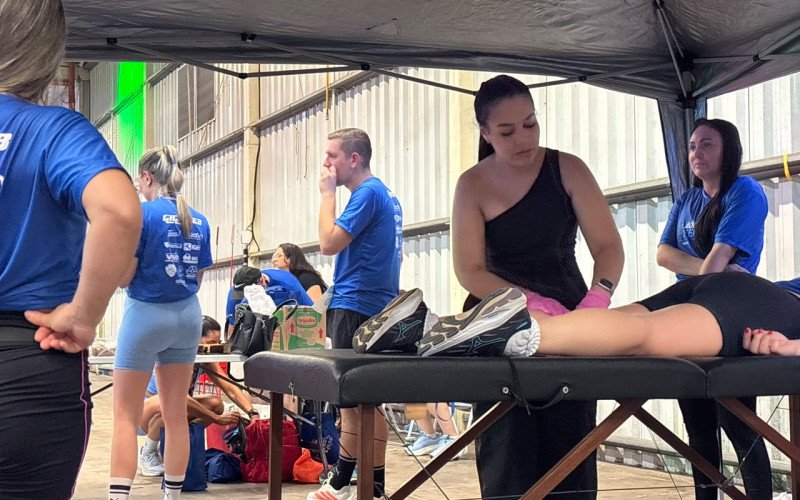 Corrida indoor reúne centenas de atletas nos pavilhões da Fenac, em Novo Hamburgo