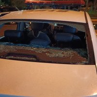Grupo de 20 pessoas apedreja viatura da Guarda Municipal e tenta resgatar detidos após perseguição em Novo Hamburgo