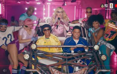 Ronaldo Fenômeno e Ronaldinho viram motoristas de luxo de Madonna no show de intervalo da Copa do Mundo