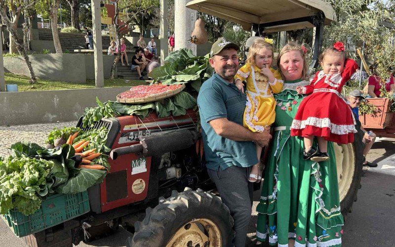 Agricultores Estácio Eidelwein e Cristiane Eidelwein levaram para o desfile as netas Manuela e Lívia Maria | abc+