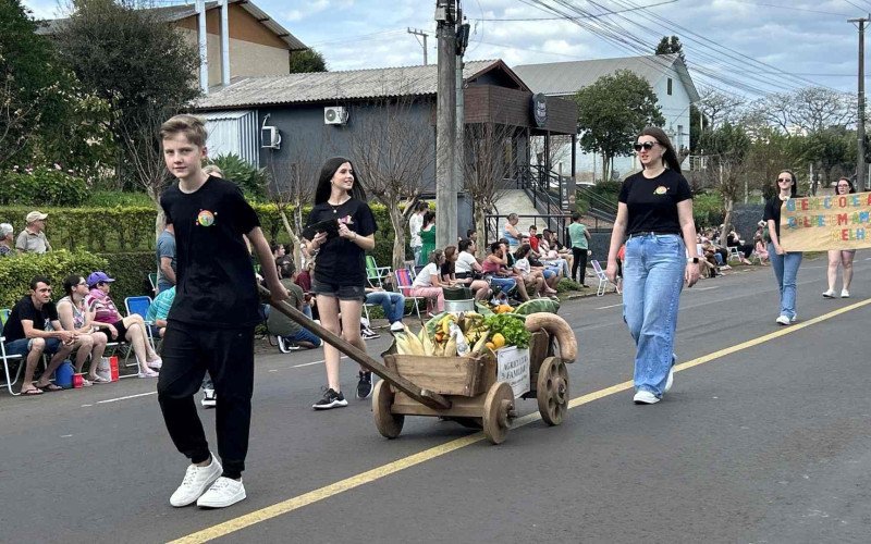Desfile do Colono contou com a participação de mais de 650 pessoas e levou para a avenida uma pequena amostra da diversidade cultivada nas propriedades rurais de Ivoti