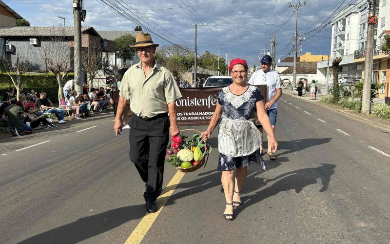 Desfile do Colono contou com a participação de mais de 650 pessoas e levou para a avenida uma pequena amostra da diversidade cultivada nas propriedades rurais de Ivoti