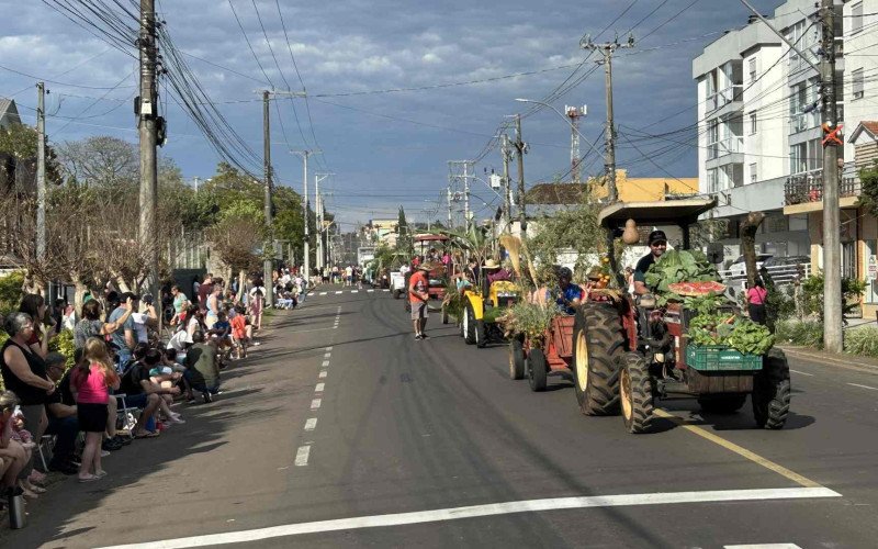 Desfile do Colono contou com a participação de mais de 650 pessoas e levou para a avenida uma pequena amostra da diversidade cultivada nas propriedades rurais de Ivoti
