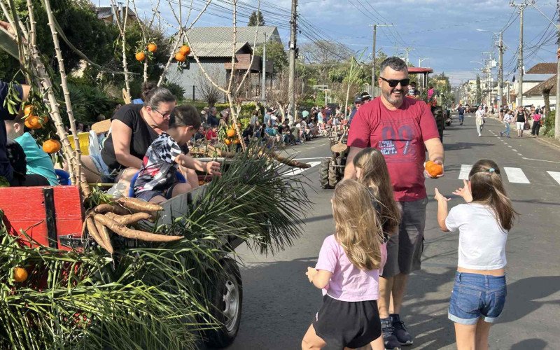 Desfile do Colono contou com a participação de mais de 650 pessoas e levou para a avenida uma pequena amostra da diversidade cultivada nas propriedades rurais de Ivoti