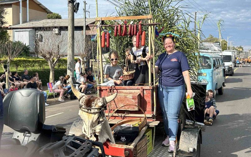 Desfile do Colono contou com a participação de mais de 650 pessoas e levou para a avenida uma pequena amostra da diversidade cultivada nas propriedades rurais de Ivoti