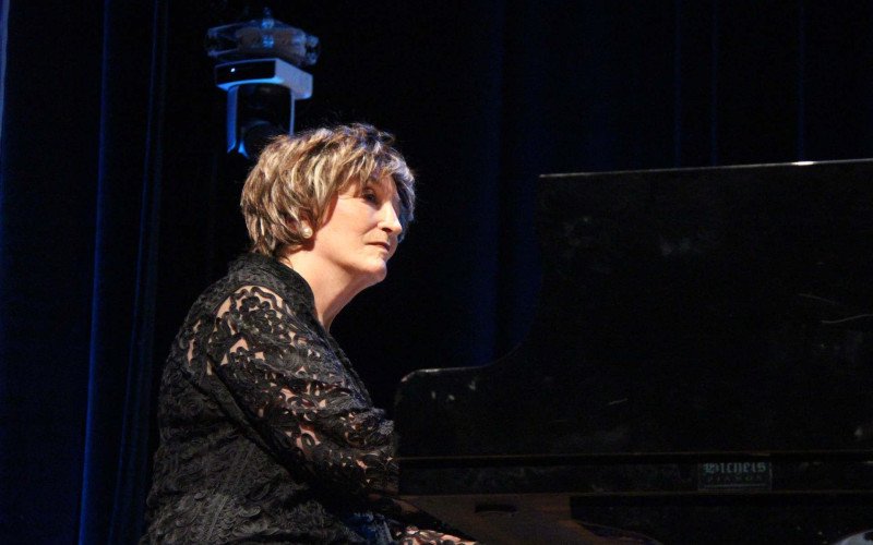 Pianista Olinda Allessandrini também se apresentou na noite de abertura
