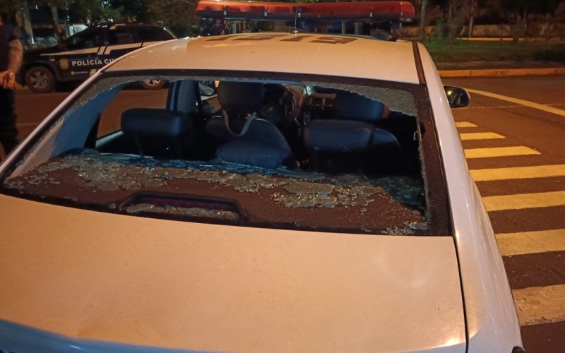 Viatura foi apedrejada por moradores da Vila das Flores contra detenção de dupla que fugiu de abordagem | abc+