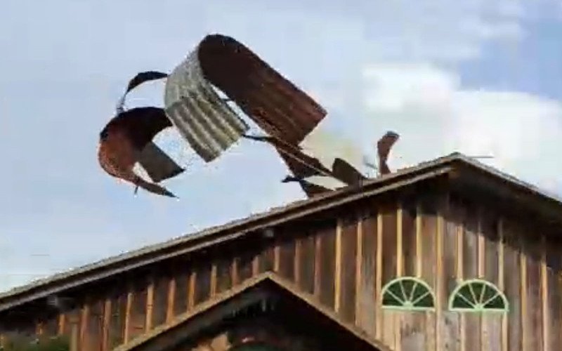 Casa fica parcialmente destelhada durante vendaval na zona rural de Santa Cruz do Sul | abc+