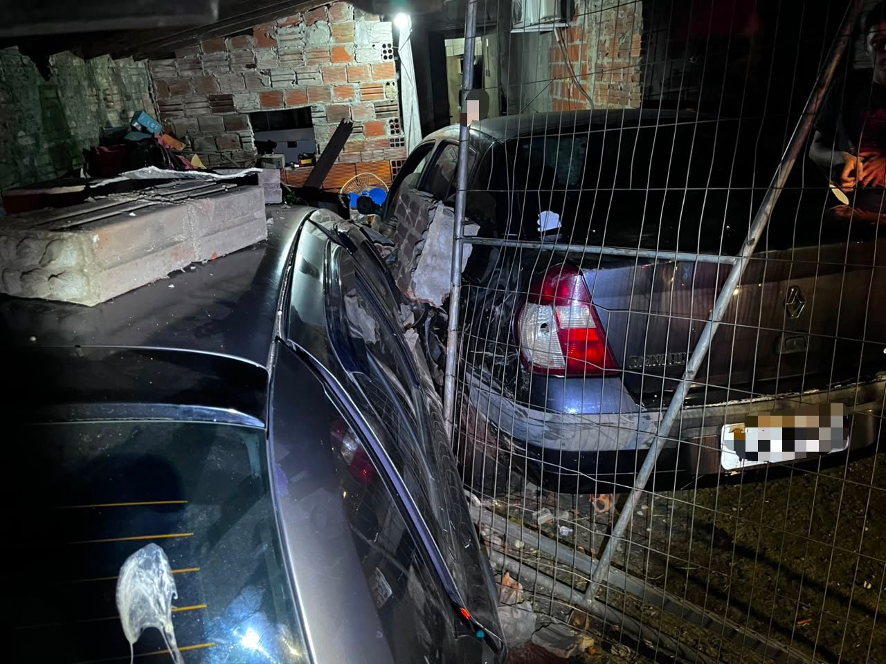 Motorista sem CNH atinge casa e fica ferido no Vale do Sinos