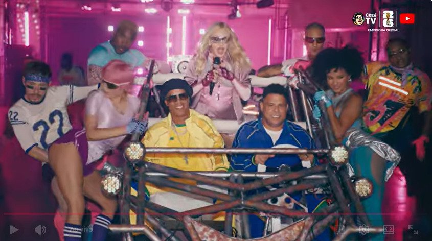 Ronaldo Fenômeno e Ronaldinho viram motoristas de luxo de Madonna no show de intervalo da Copa do Mundo