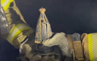 Imagem de Nossa Senhora Aparecida é encontrada intacta após incêndio destruir parte de casa no RS; veja vídeo