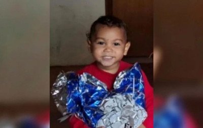 Corpo de menino de 3 anos espancado até a morte pelo pai missionário é liberado para sepultamento